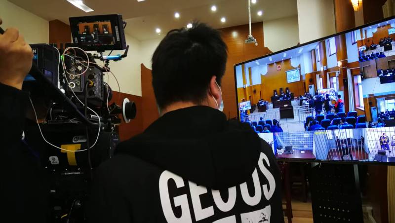 AI生成VS人工创意——平湖市广告片拍摄公司的技术浪漫主义实践